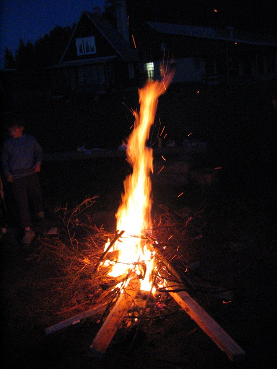 Nakonec z toho byl solidní oheň s dvoumetrovým plamenem, hořel několik hodin :).