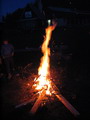 Nakonec z toho byl solidní oheň s dvoumetrovým plamenem, hořel několik hodin :).