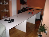 Během rekonstrukce se nám doma vyráběl nový stůl, málem se ani nevešel do kuchyně.