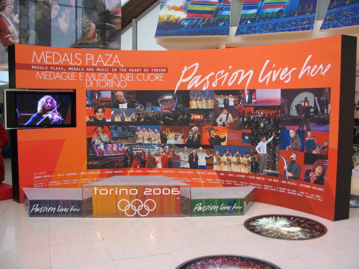 Vítězný stupínek spolu s obrazovkou, na níž běžely ukázky z koncertů, které následovaly po udílení medailí.