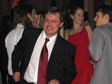 Pan ředitel Jan Raška umně reprezentoval školu i na tanečním parketu.